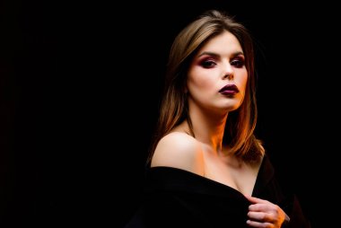 moda makyaj ile seksi kadın. kız siyah izole. en iyi saç modeli. hacimli saç. kuaför salonu. lüks saçlı güzel bir kadın. güzellik moda. cilt bakımı ve makyaj. kopya alanı. Duygusal -lık