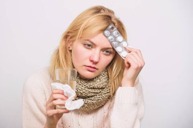 Kız acı baş ağrısı ve almak tıp. Baş ağrısı ve ateş ilaçları. Kadın tousled saç eşarp tablet blister tutun. Ateş tedavisi için ilgili yönergeler. Ateş azaltmak için ilaç alıyor. En iyi ateş düşürücü