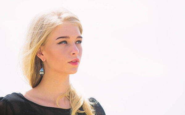 Как быстро и безопасно восстановить отбеленные волосы. Отбеливание корней. Концепция парикмахерских советов. Спасли мои отбеленные волосы. Как ухаживать за отбеленными волосами. Девушка нежная блондинка макияж лица небо фон