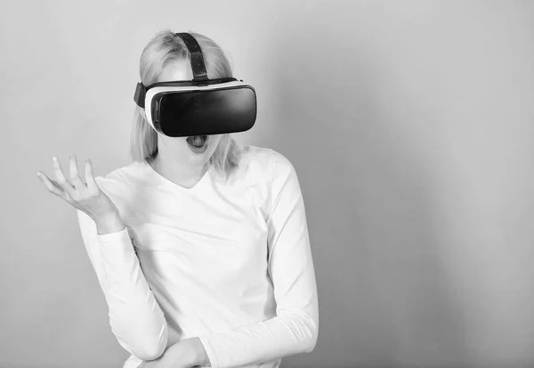 Mulher usando fone de ouvido de realidade virtual. tecnologia 3d, realidade virtual, entretenimento, ciberespaço e conceito de pessoas. Mulher animado usando óculos 3d. E-game . — Fotografia de Stock