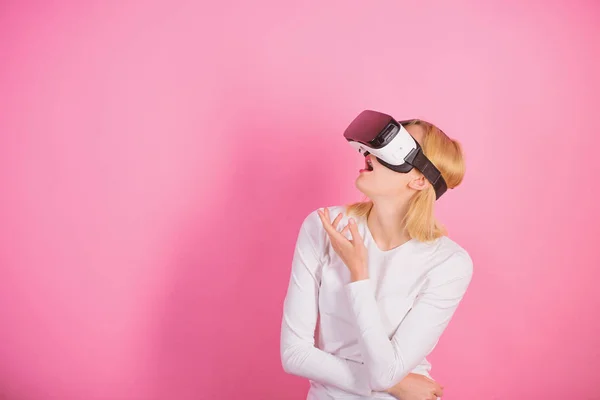 Nő a virtuális-valóság sisak. Fiatal nő segítségével egy virtuális-valóság sisak. Vicces fiatal nő, vázlat játékkal Vr.. — Stock Fotó