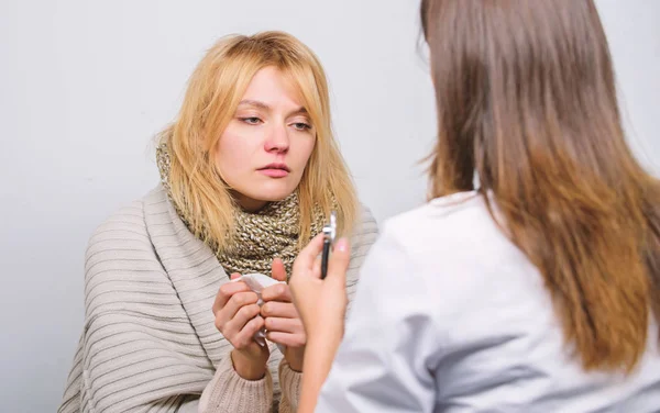 Het herkennen van symptomen van verkoudheid. Medisch onderzoek. Arts en patiënt concept. Volwassen koorts symptomen. Behandeling en wanneer Bel arts. Dokter vrouw onderzoeken zieke persoon. Home bezoeken Doctors service — Stockfoto