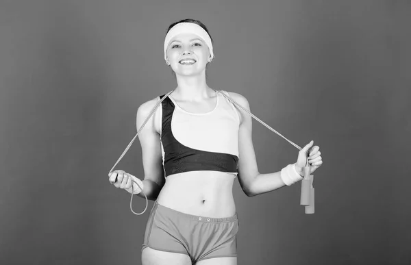 适合的身体。运动跳绳设备。运动健身。快乐的女人用跳绳锻炼。强壮的肌肉和力量。运动女子在健身房训练, 健康。健康饮食。成功。健康和健康 — 图库照片