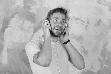 Avrupalı adam eğleniyor. Müzikal yaşam tarzı.