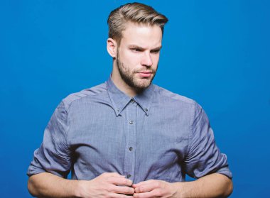 Bakımlı maço. Berber ve bakımı sakal. Sakal damat salonu. Kuaför Salonu. Damat sakal. Tarih için hazır olun. Hipster kot gömlek mavi arka plan çekici görünüyor. Adam iyi giyimli sakal