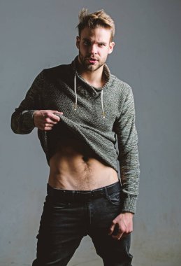 Tam arzu. Baştan çıkarıcı maço seksi hissediyor. Bohem seksi vücut. Arzu kavramı nesne. Soyunma adam yakışıklı seksi hippi. Seksi hissediyor. Adam seksi kas vücut çıkar gri arka plan elbise