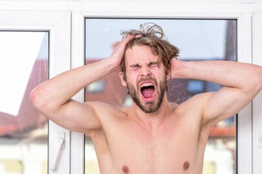 Sağlık ve refah kavramı. İyi bir duygu. Keyifli sabah gevşeme. Maço rahatlatıcı sabah yatak odasında. Sabah tadını harika gün başlar. Maço seksi kas gövde adam pencere yatak rahatlatıcı