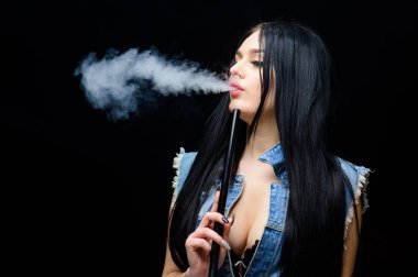 Beyaz duman bulutu. Vaping çok seksi. Nikotin bağımlılığı. Glamorous esmer sigara vaping cihazı siyah arka plan. Kız vaping. Dinlen ve rahatla. Nargile barı. Elektronik sigara. Moda kız vaping