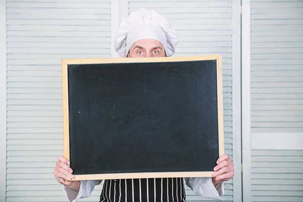 厨师拿着黑板复制空间隐藏脸后面。食谱概念。一步一步地烹饪美味的饭菜。今天的菜单。列出烹饪菜的配料。像专业人士一样做饭的提示。查看烹饪技巧 — 图库照片