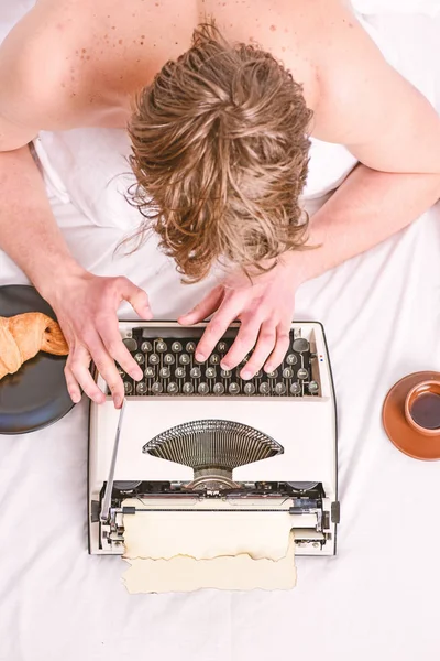 Rutin yazma. Bölüm olmadan gün. Vintage daktilo kavramı. İnsan yazarak retro yazma makine. Eski daktilo yatak örtüsü üzerinde. Erkek el hikaye veya vintage daktilo donanımları kullanarak rapor yazın — Stok fotoğraf