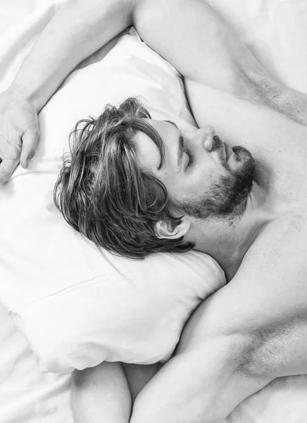 수염 난된 남자 얼굴 베개에 휴식 하는 자입니다. 얼마나 잠을 실제로 해야합니다. 남자 잘생긴 남자는 침대에 누워. 매일 밤 잠의 적절 하 고 일관 된 금액을 얻을. 더 나은 수 면에 전문가 팁 — 스톡 사진
