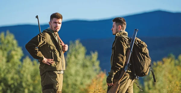 Cazadores de hombres con rifle. Campamento de entrenamiento. Amistad de hombres cazadores. Fuerzas del ejército. Camuflaje. Moda uniforme militar. Habilidades de caza y equipo de armas. Cómo convertir la caza en hobby. caza de persecución — Foto de Stock