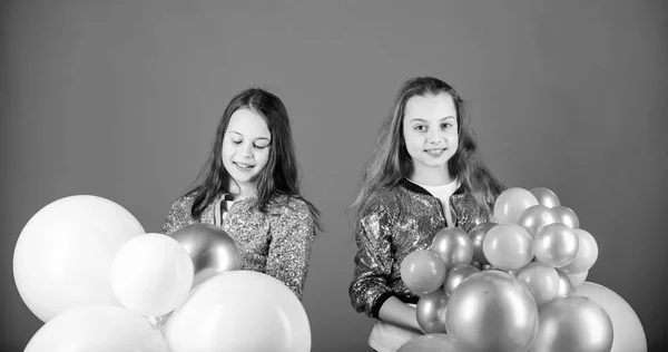 Tijd voor plezier. Schattige meisjes genieten van het feest. Gelukkig meisjes houden van bos van lucht ballonnen. Kleine meisjes met plezier met kleurrijke ballonnen. Kleine meisjes viert verjaardag — Stockfoto