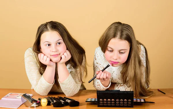 Maquillaje. Explora el concepto de bolsa de cosméticos. Salón y tratamiento de belleza. Como jugar con maquillaje. Niños niñas eligen cosméticos. Tienda de maquillaje. Experimentar con estilo. Cursos de maquillaje Fotos de stock