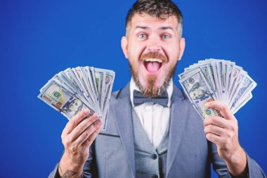 Para floş varlık. Zengin işadamı bizimle dolarlık banknotlar. Para birimi broker para bohça ile. Nakit para tutan sakallı adam. İş başlangıç kredi. Kendi iş ile para kazanmak