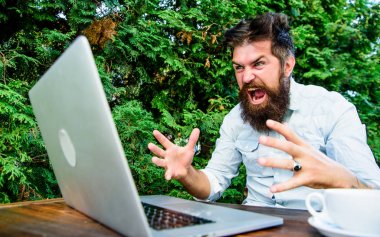 Uzak bir iş. Serbest meslek mesleği. Hipster serbest çalışmakla meşgul. Wifi ve dizüstü bilgisayar. Yavaş internet rahatsız edici. Kahve iç ve daha hızlı çalış. Son teslim tarihi yaklaşıyor. Sakallı adam serbest işçi