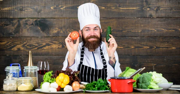 Sommar smak. Vitamin. man använder köksutrustning. Professionell i Cook uniform. Diet med ekologisk mat. Färska grönsaker. Happy skäggiga man matlagning i köket. Hälsosam mat och vegetarisk — Stockfoto