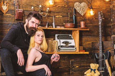 Çift gamekeepers evde, ahşap iç arka plan romantik akşamın. Romantik kavramı. Kız ve erkek sakin yüzleri sıcak atmosferde rahatlayın. Aşık çift hugs, birlikte sarılma