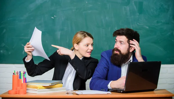 Konzentrierte sich auf das Studium. Lehrer und Schüler bei der Prüfung. Geschäftsleute nutzen Laptop-Dokumente. Geschäftsmann und Sekretär. zurück zur Schule. non-formale Bildung. Papierarbeit. Büroleben. Forschung betreiben — Stockfoto