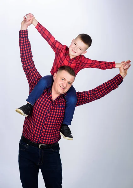 En la tierra de los sueños. familia feliz. Un niño pequeño con papá. Día de los padres. infancia. crianza. padre e hijo con camisa roja a cuadros. Costura de vaquero. Sin preocupaciones y sin prisas. Usando la imaginación — Foto de Stock