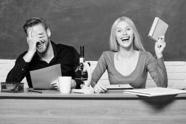 Kolej eğlenceli. Modern eğitim. Üniversitede eğleniyor. Kaygısız öğrenciler. Zaman üniversitede zevk. Adam ve kız sınıf otur. Kolej veya üniversite okuyor. Arkadaşlar öğrencilerin üniversite eğitim