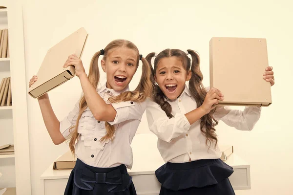 Succesvol project. Kleine kinderen meisjes hebben plezier op school. Kleine kinderen voltooiden succesvol project. Doe niet zo stout. — Stockfoto