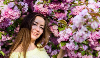 Yumuşak ve yumuşak. Muhteşem çiçek ve dişi güzellik. Bahar çiçekli kadın çiçek açar. Cilt için doğal kozmetik. Çiçek cenneti. Kiraz çiçekli kız. Sakura ağacı çiçek açıyor. Kozmetik konsepti