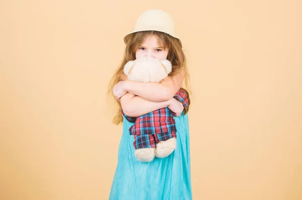 Brinquedo é usado em jogo. Criança menina adorável com boneca de pelúcia animal bonito. Pequena criança abraçando ursinho de pelúcia brinquedo. Menina segurando brinquedo macio. Acariciando seu brinquedo plushie — Fotografia de Stock