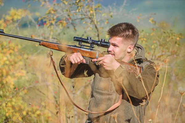 Cazar es un pasatiempo masculino brutal. Hombre apuntando a fondo la naturaleza objetivo. Apuntando habilidades. Cazador de rifle. Permiso de caza. Cazador barbudo pasar tiempo libre de caza. Equipo de caza para profesionales — Foto de Stock