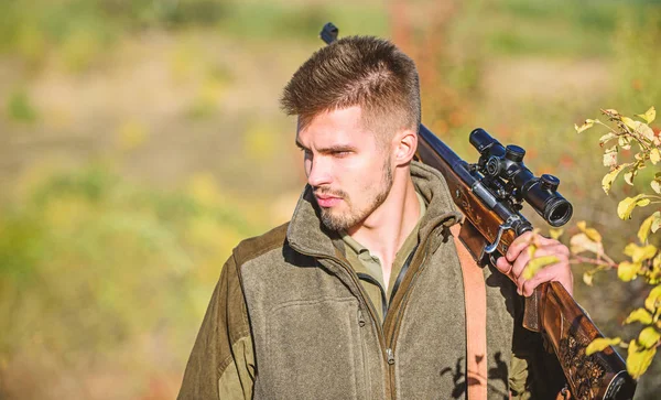 Hombre cazador con rifle. Campamento de entrenamiento. Habilidades de caza y equipo de armas. Cómo convertir la caza en hobby. Moda uniforme militar. Cazador de barbudos. Fuerzas del ejército. Camuflaje. observando caminar — Foto de Stock