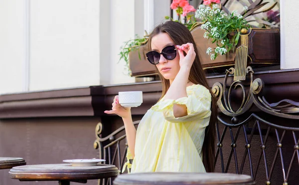 Frukost tid i kaféet. Flicka njuta av morgonkaffe. Väntar på datum. Kvinna i solglasögon dricker kaffe utomhus. Flicka slappna av i Café cappuccino Cup. Koffein dos. Kaffe för energisk lyckad dag — Stockfoto