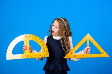 Stem okul disiplinleri. Büyük hükümdarları olan öğrenci kız. Küçük kız okula geri döndü. Okul öğrencisi geometri öğreniyor. matematik dersi. Eğitim ve bilgi. Başarılı geleceklerine güvenerek