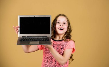 Fazla bilgi. dizüstü ile mutlu küçük kız. mobil internet ile online alışveriş. iş dijital pazarlama. dijital çağda çocuk. Sosyal ağı kullanarak. online kurslar özel öğretim