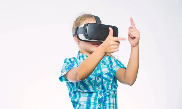 Kap a virtuális élmény. Virtuális valóság fogalmát. Gyerek Fedezze fel a modern technológia, virtuális valóság. Virtuális oktatás, iskolai tanuló részére. Lány aranyos gyerek fej szerelt kijelző fehér háttér — Stock Fotó