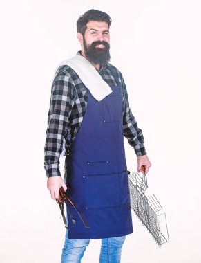 Açık havada et kavurma için araçları. Piknik ve barbekü. Et pişirme ipuçları. Barbekü sezon. Sakallı hippi giyim önlük Barbekü için. Kavurma ve yemek ızgara. Adam tutun pişirme gereçleri Barbekü