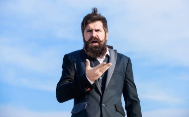 Genç uzmanlık. Gelecekteki başarı. rahatsızlık hipster. Karizmatik bir erkek. Erkek resmi moda. bıyıklı acımasız hipster. Sakallı olgun hipster. İş adamı gökyüzüne karşı. Sakallı adam