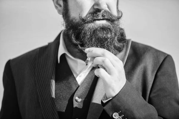 男のタバコには、ニコチンの影響がお楽しみいただけます。タバコは、怒り管理する退屈からのすべてで私たちを助けます。ひげ口髭の男はタバコを保持します。ひげを生やしたタバコ空背景を喫煙の流行に敏感な — ストック写真