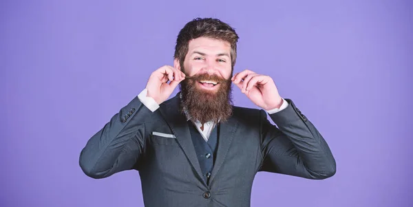 Onberispelijke stijl. Zakenman modieuze outfit staan violette achtergrond. Huiselijkheid en mannelijke stijl. Fashion concept. Guy dragen formele outfit. Man bebaarde hipster slijtage klassieke suit outfit. Formele outfit — Stockfoto