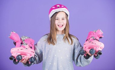 Serbest stil. Serbest paten. Spor başarı. yarış egzersiz bir genç kız. Roller buz pateni etkinlik. Küçük kız. Fitness Sağlık ve enerji. Patenler ile mutlu bir çocuk. serbest stil spor