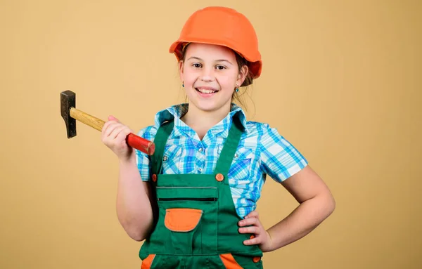 Desenvolvimento de cuidados infantis. Profissão futura. Arquiteto engenheiro construtor. Miúda construtora. Construa você mesmo o seu futuro. Iniciativa criança menina chapéu duro construtor de capacete trabalhador. Ferramentas para melhorar a si mesmo — Fotografia de Stock