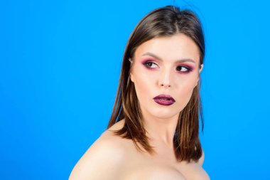 Güzellik moda. Cilt Bakımı kozmetik ve makyaj. Lüks saçlı güzel bir kadın. en iyi saç modeli. Cilt saç. Kuaför salonu bulunmaktadır. moda makyaj ile seksi kadın. Genç ve kaygısız