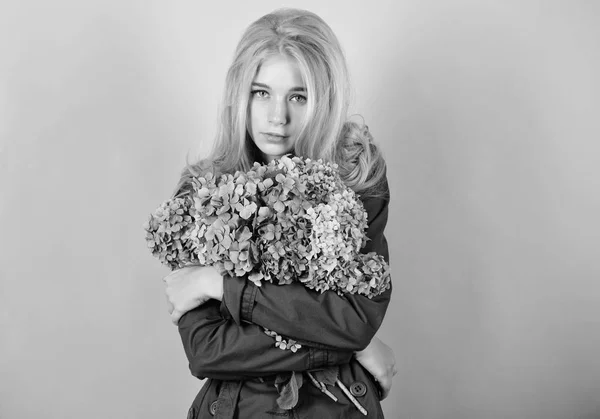 Ömhet i ung hud. Springtime blommar. Enkel skönhet. Flicka söt blond kram hydrangea blommor bukett. Naturlig skönhet koncept. Hud vård och skönhet behandling. Skonsamt ömtålig planta. Ren skönhet — Stockfoto