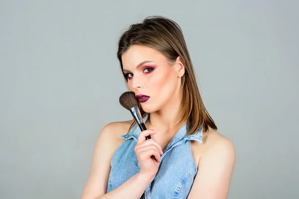 Femme sexy avec brosse de maquillage professionnelle. la sexualité. cosmétiques de soins de la peau. salon de coiffure beauté. Rouge à lèvres et fard à paupières. femme sensuelle aux cheveux longs, style. Salon de beauté et coiffeur — Photo