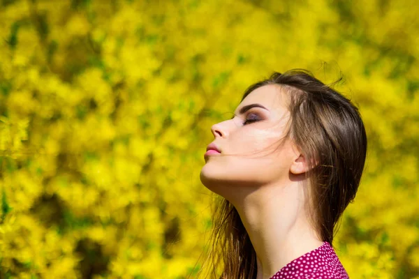 Tu es si belle. jolie femme soin de la peau. fille comme la nature. maquillage beauté naturelle. coiffure. les arbres en fleurs d'été et les fleurs jaunes. beauté de la mode. femme sexy au printemps fleur — Photo