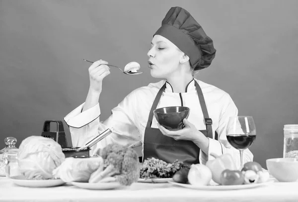 Jeść zdrowo. Zdrowe racja. Kobieta profesjonalnym kucharzem trzymać łyżkę z surowego grzyb. Zdrowe przepisy wegetariańskie i wegańskie. Zdrowe jedzenie surowego. Pojęcie diety. Dziewczyna nosić kapelusz i fartuch spróbować smaku grzybów — Zdjęcie stockowe