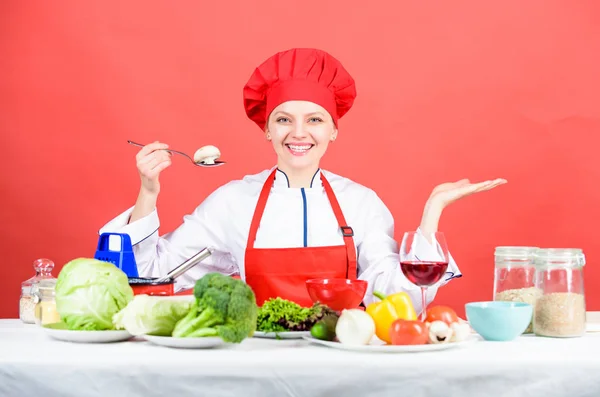 Frau mit Kochmütze. Profi-Koch auf rotem Hintergrund. Bio essen und vegetarisch. Hausfrau. glückliche Frau, die gesunde Nahrung nach Rezept kocht. Restaurantkarte. Diät. Restaurantkonzept — Stockfoto