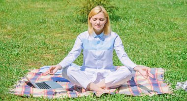 Dakika dinlenmek için bulmak. Pratik meditasyon rahatlatıcı bir kadın. Her gün meditasyon. Neden her gün meditasyon. Zihnini boşalt. Kız meditasyon halı yeşil çim çayır doğa arka plan üzerinde