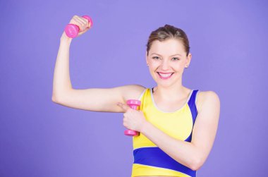 Bazı hedefleri hakkında hayal ediyorum. Güçlü kas ve güç. Mutlu kadın egzersiz halter ile. Sportif kadın spor salonunda eğitim. Spor dumbbell donatımı. Atletik fitness. Sağlık diyet. Başarı