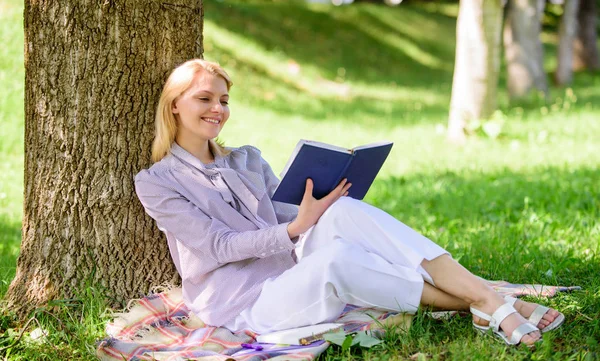 Autosuperación y concepto de educación. Autosuperación femenina. Libro de superación personal. La dama de negocios encuentra un minuto para leer el libro y mejorar su conocimiento. Chica inclinarse en el árbol mientras se relaja en el parque sientan hierba —  Fotos de Stock