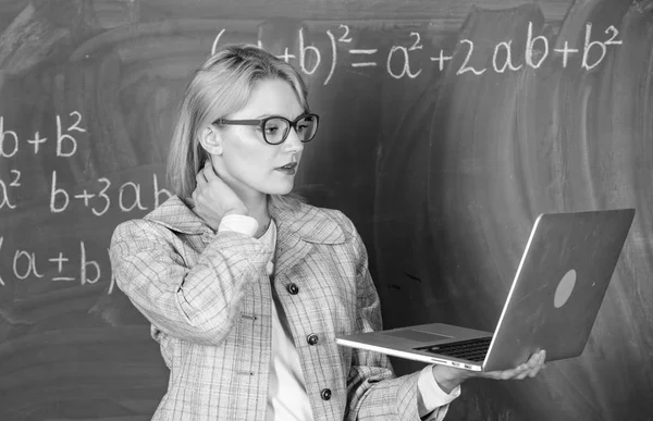 Skolan innovation. Avstånd utbildning koncept. Lady lärare bära glasögon rymmer bärbar dator surfa internet. Lärare blond kvinna med modern laptop surfa internet tavlan bakgrund — Stockfoto